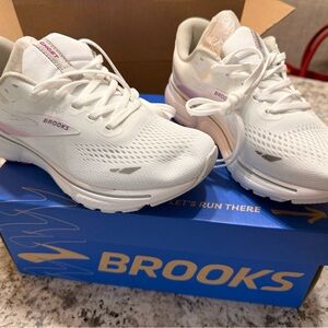 Brooks women’s sneakers. New. White. Size 7